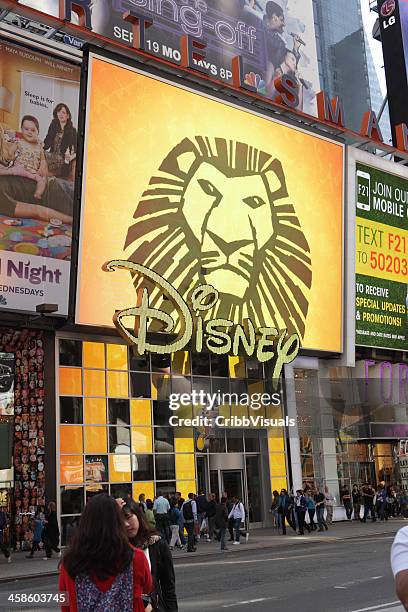 broadway, times square, nueva york, disney store león display con cama king - lion king fotografías e imágenes de stock