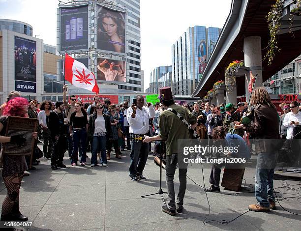 マリファナラリーでトロント - yonge street ストックフォトと画像