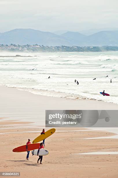 surfers at the beach - biarritz 個照片及圖片檔