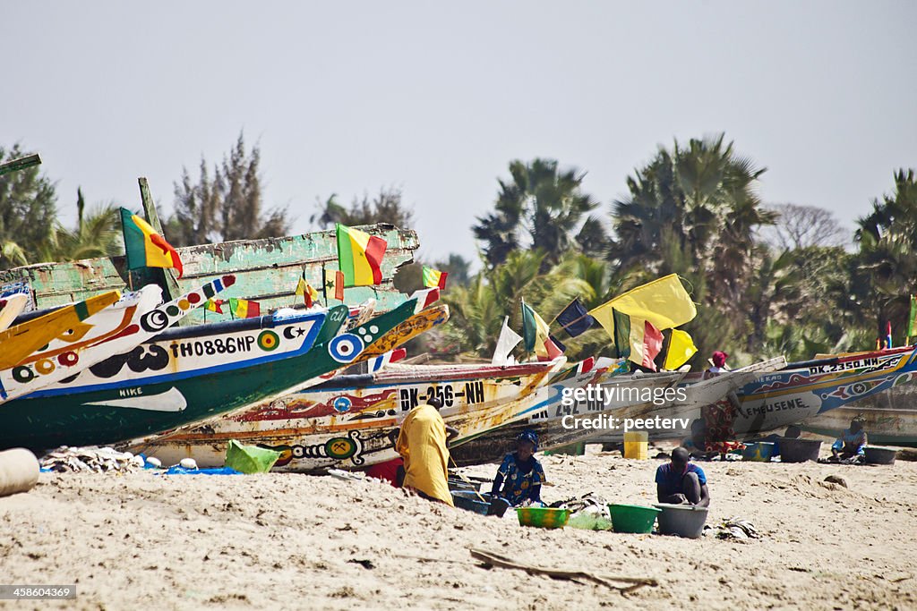 African cena de praia com barcos de pesca.
