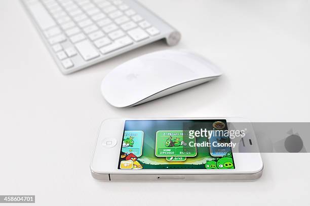 white iphone 4 with angry birds on the screen - angry birds namngivna videospel bildbanksfoton och bilder