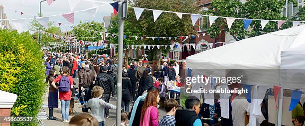 überblick über british street party in den queen's diamond jubilee - straßenfest stock-fotos und bilder