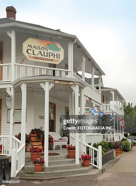 maison clauphi hotel, quebec - veranda maison stock pictures, royalty-free photos & images