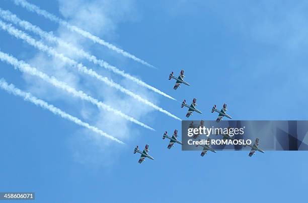 frecce tricolori fazer rastos de vapor, itália - força aérea italiana imagens e fotografias de stock