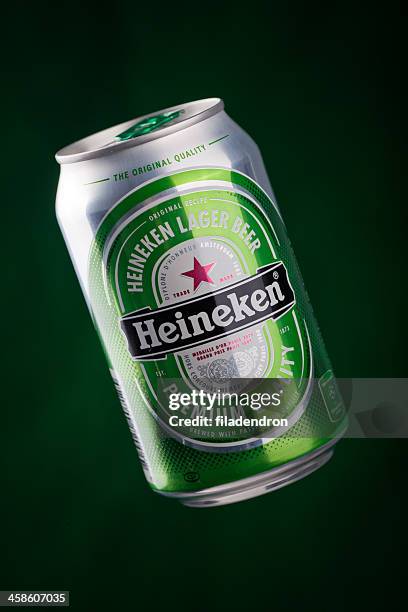 heineken de la bière de haute qualité - heineken cans photos et images de collection