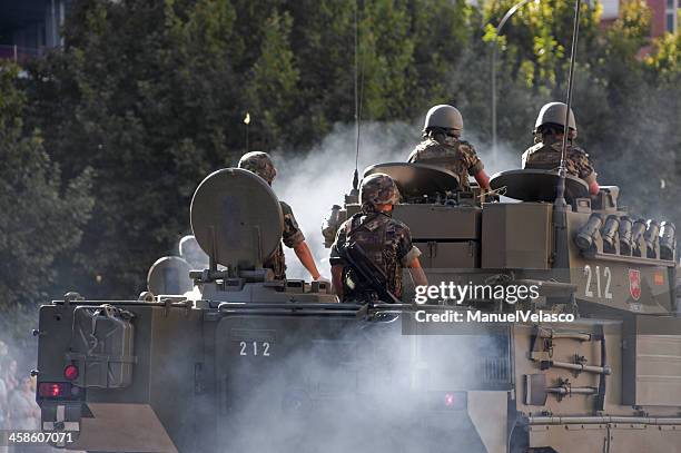 soldados em um tanque - spanish military - fotografias e filmes do acervo