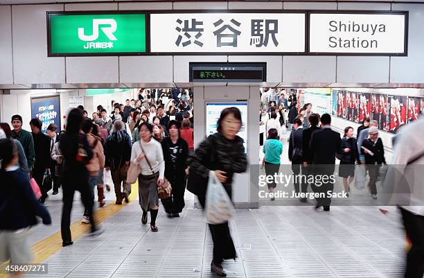 jr stazione di shibuya ingresso - shibuya station foto e immagini stock