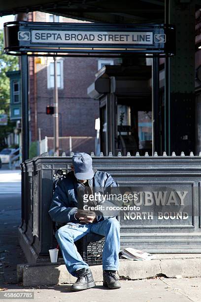 man resting in public - 50 metros 個照片及圖片檔