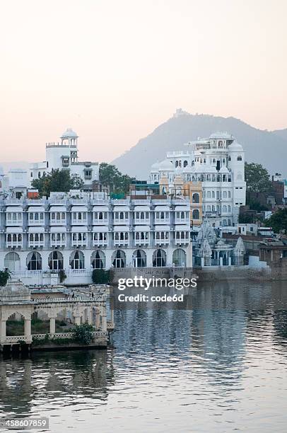 hotel havelis at lake pichola, udaipur, india - udaipur stock pictures, royalty-free photos & images