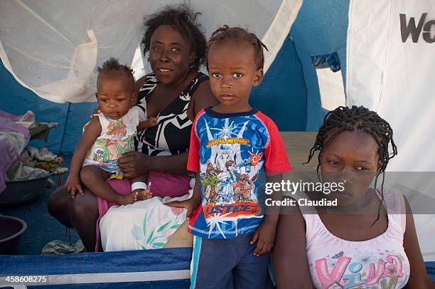 family in refugee camp - haiti poverty stock pictures, royalty-free photos & images