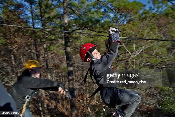 zipline adventure lancio - a chain is as strong as its weakest link foto e immagini stock