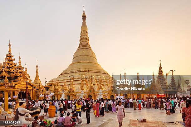 buddhistischen pilgern - yangon stock-fotos und bilder