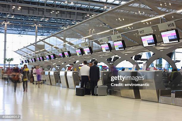 viaggiatori queing per il check-in presso un aeroporto internazionale. - aeroporto di suvarnabhumi foto e immagini stock