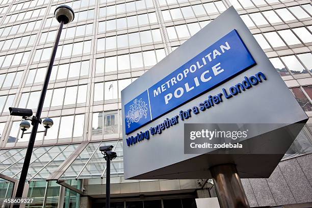 new scotland yard, metropolitan police hq in london - metropolitan police van londen stockfoto's en -beelden