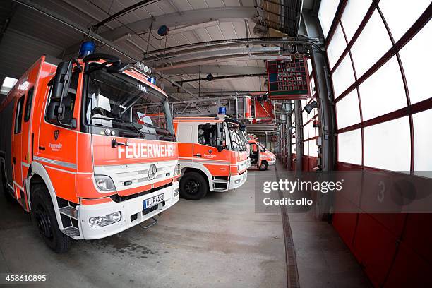 fahrzeug hall der feuerwehr wiesbaden, deutschland - feuerwehr deutschland stock-fotos und bilder