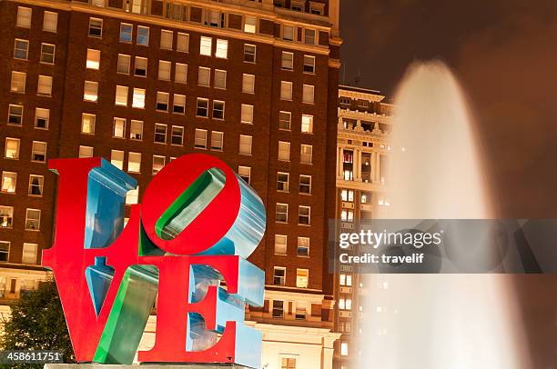 love sculpture in philadelphia downtown at twilight - john f kennedy plaza philadelphia stock pictures, royalty-free photos & images