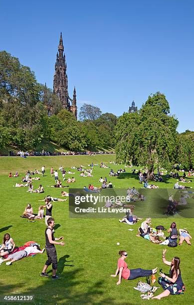 adultos jóvenes disfrutar de verano: este princes street jardines, edinburgh - calle de los príncipes edimburgo fotografías e imágenes de stock