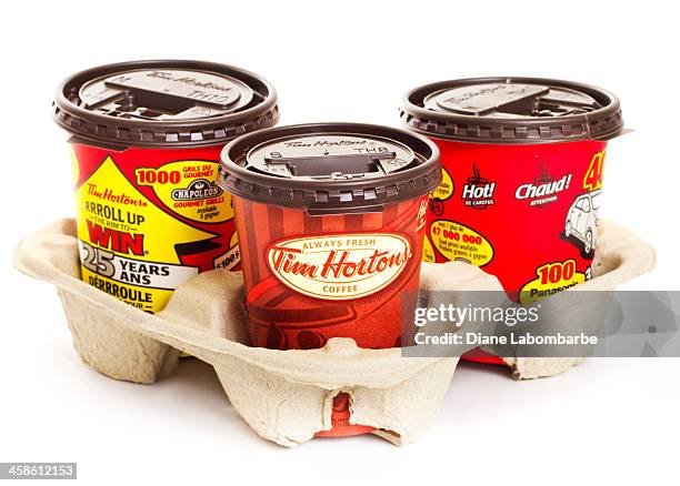 tim hortons emporter de tasses à café - tim hortons photos et images de collection