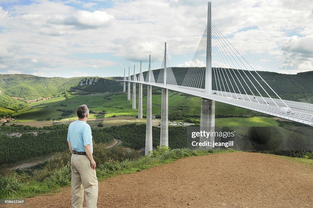 Homme regardant de Millau Viaduct, France