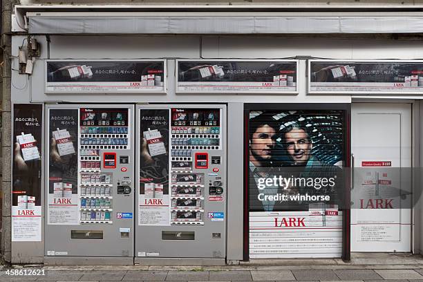 cigarette verkaufsautomaten in japan - cigarette machine stock-fotos und bilder