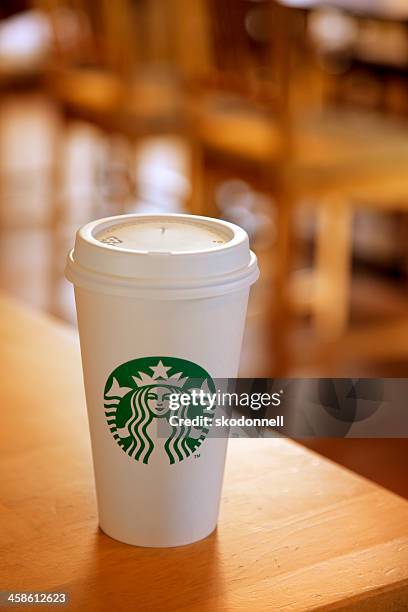 kaffee von starbucks auf einem tisch - starbucks coffee stock-fotos und bilder