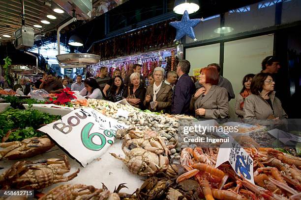 fruits de mer au marché de la boqueria - kilogram photos et images de collection