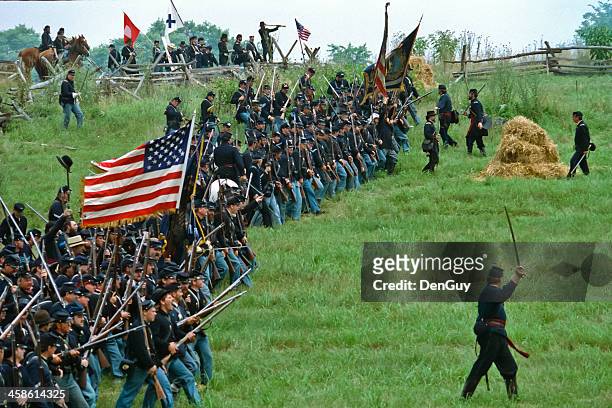 union infantry attack uns civil war reenactment - historische nachstellung stock-fotos und bilder