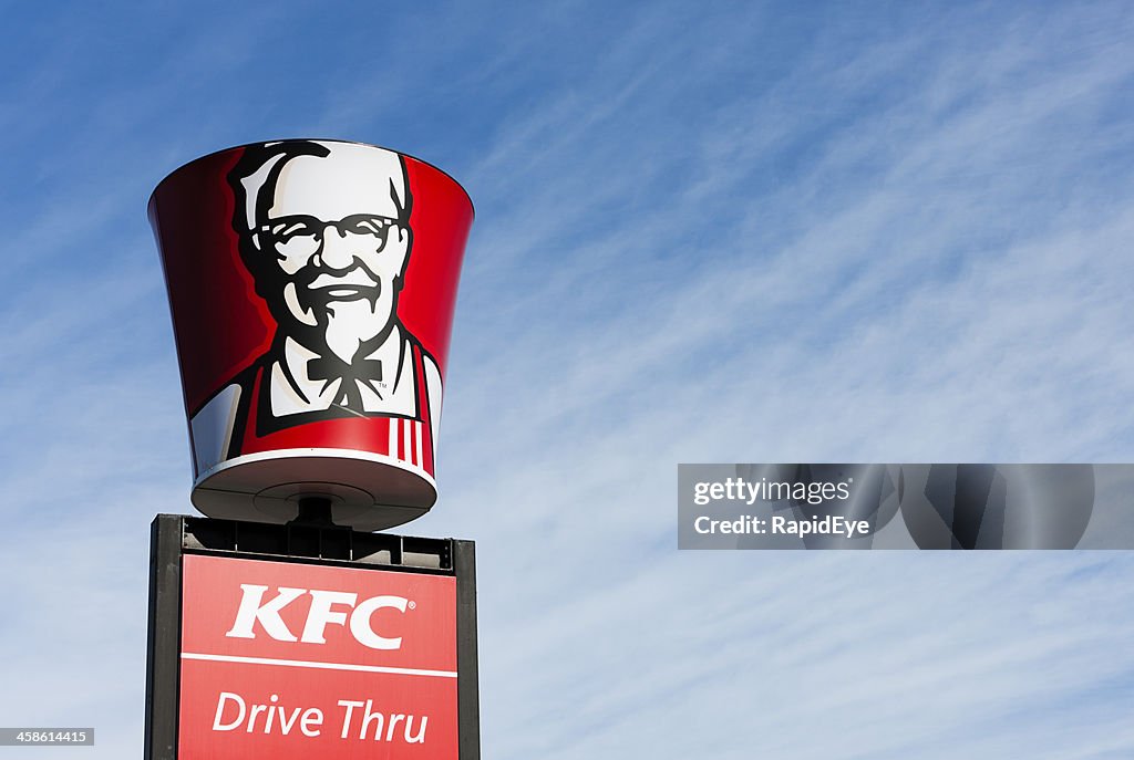 Colonel Sanders'imagen en forma de cubo señal sobre KFC de la franquicia