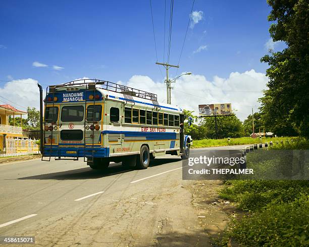 autobús de transporte público en nicaragua - managua fotografías e imágenes de stock