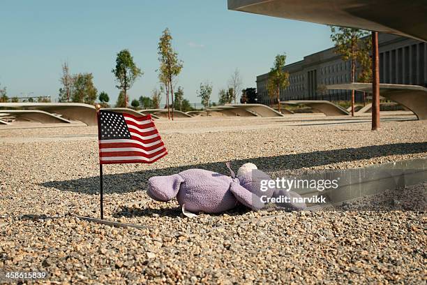 el pentágono memorial - national 911 flag fotografías e imágenes de stock
