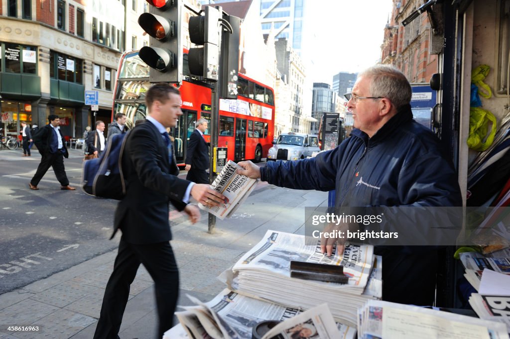 Geschäftsmann kommt eine kostenlose Zeitung in London