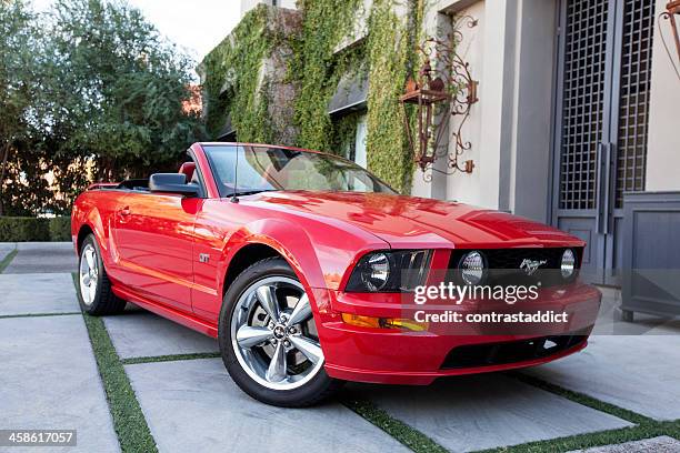 ford mustang 2006 - mustang fotografías e imágenes de stock