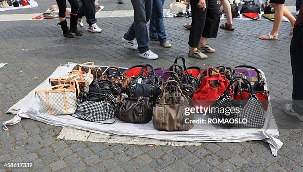 imitação de venda de bolsas de grife nas ruas em roma, itália - louis vuitton purse - fotografias e filmes do acervo