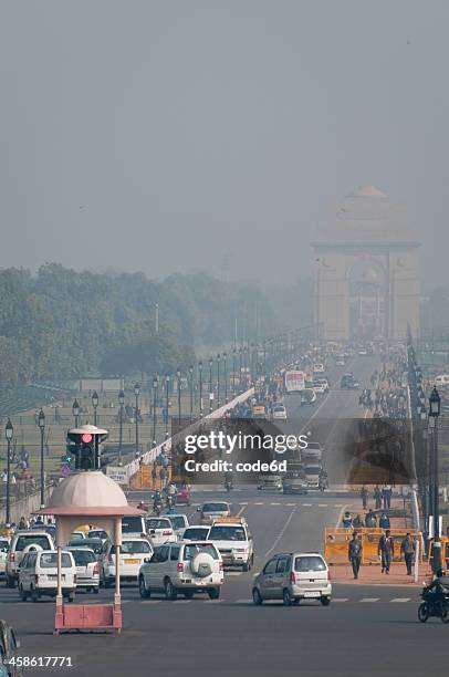 road leading from the indian parliament to india gate, delhi - air pollution delhi stock pictures, royalty-free photos & images