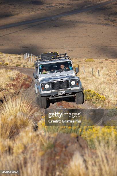 difensore landrover con turisti su safari in patagonia argentina - land rover foto e immagini stock