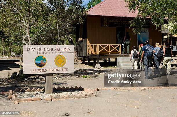 entrada del parque nacional de komodo - komodo fotografías e imágenes de stock