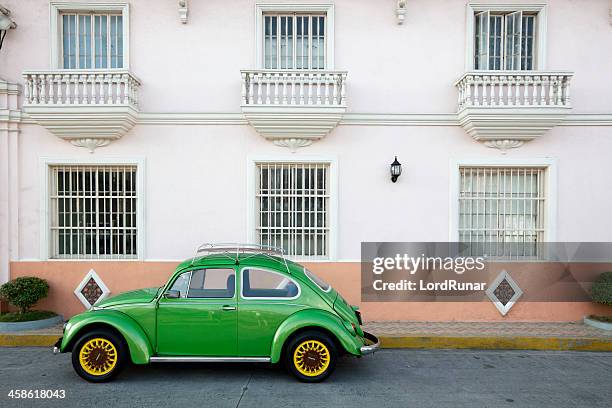 green vw beetle - old manila stockfoto's en -beelden