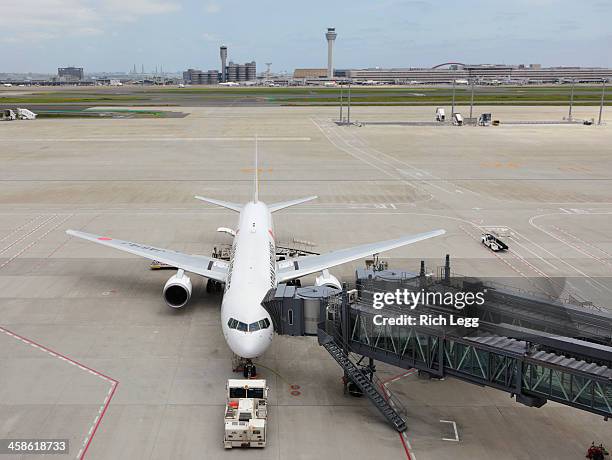 jal boeing 767 - tokyo international airport stock pictures, royalty-free photos & images