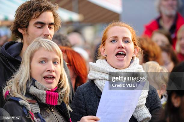 dutch protest gegen die regierung kürzungen auf kultur und kunst - chorsänger stock-fotos und bilder