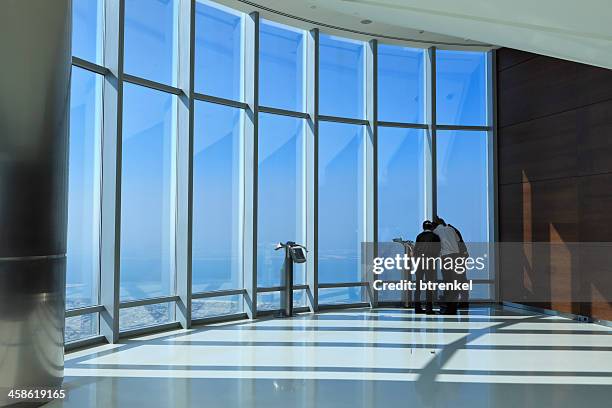 étudiants à la découverte de la ville de dubaï - terrasse panoramique photos et images de collection