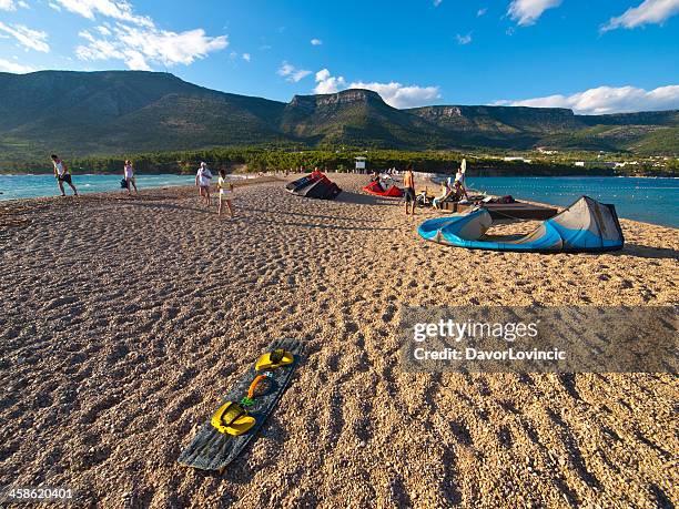 surfboard and parachutes - zlatni rat stockfoto's en -beelden