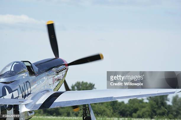 p-51d mustang wwii military fighter airplane kicking up swirling grass - p 51 mustang stockfoto's en -beelden
