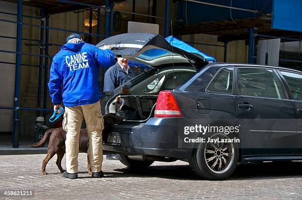 k-9 security officer and dog, broad street, new york city - police dog stock pictures, royalty-free photos & images