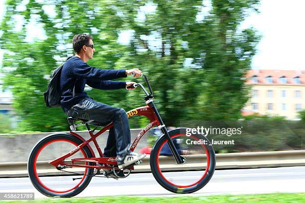 junger mann auf fahrrad - besancon stock-fotos und bilder