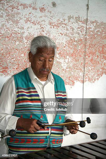 old guatemala, homem jogar marimba em antígua, guatemala - cultura guatemalteca imagens e fotografias de stock