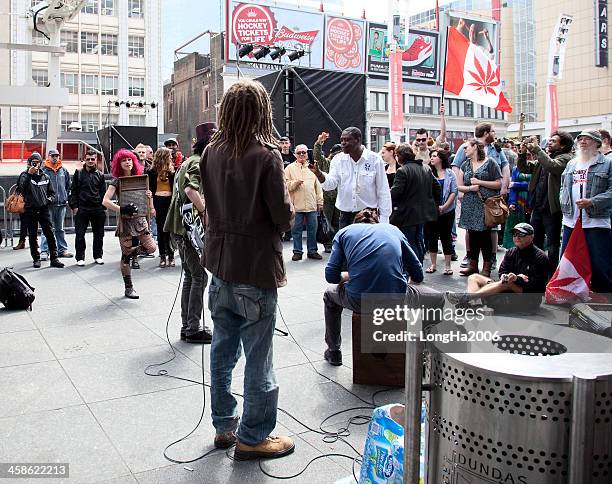 haschisch rally in toronto - yonge street stock-fotos und bilder