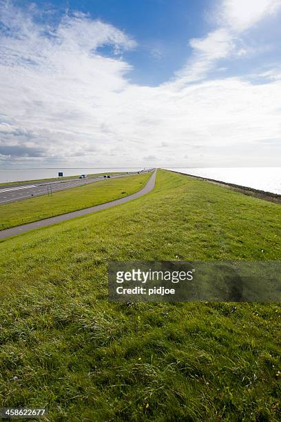 trafic sur afsluitdijk aux pays-bas - polder barrage photos et images de collection