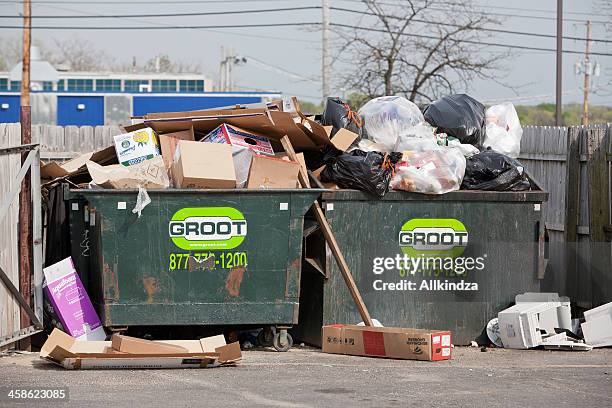 derramar dumpsters poner verde - extra groot fotografías e imágenes de stock