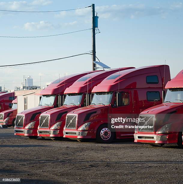 volvo rojo big truck en fila - volvo fotografías e imágenes de stock