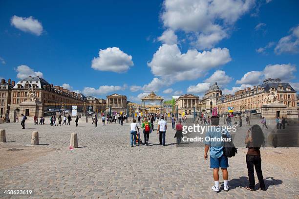 tourists walking at chateau versailles entrance, france - yvelines stock pictures, royalty-free photos & images